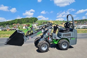 Hoflader L1460 mit Schaufel - Diesel 3 Zylinder Motor