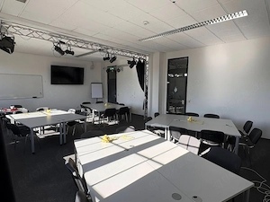 Seminar- & Eventraum mit Licht- und Soundsystem am Campus Berlin