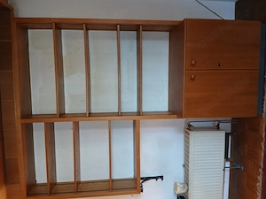 Stabiles Wandregal mit abschließbaren Unterschrank