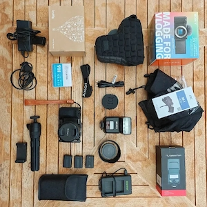 Sony ZV E10 + Sony E 10-18mm + GROSSES BUNDLE: 2x Objektiv, Cage, Tasche, Blitzgerät, Stativ +