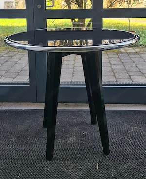 Runder Designtisch schwarz mit dunkler Glasplatte