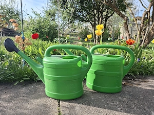 2 Gießkannen (je 10 L)   gebraucht, voll funktionstüchtig