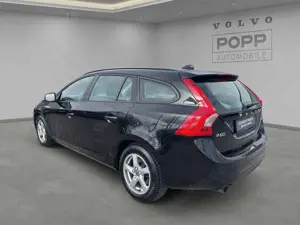 Volvo V60 T3 FWD Kinetic Bluetooth FHZ NAVI PDC SHZ Bild 3