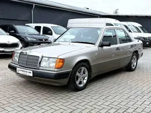 Mercedes-Benz E 200 124 LIMO/AUTOMATIK/SCHIEBEDACH/H-ZULASSUNG Bild 3