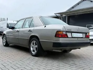 Mercedes-Benz E 200 124 LIMO/AUTOMATIK/SCHIEBEDACH/H-ZULASSUNG Bild 5