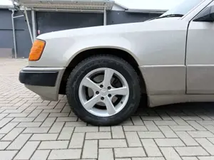 Mercedes-Benz E 200 124 LIMO/AUTOMATIK/SCHIEBEDACH/H-ZULASSUNG Bild 4