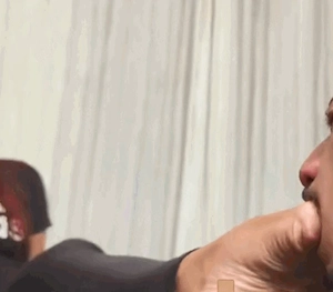 Würdest du (Frau) gerne Hände, Lippen, eine Zunge an deinen Füssen spüren?