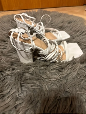 Heels mit Schnüren