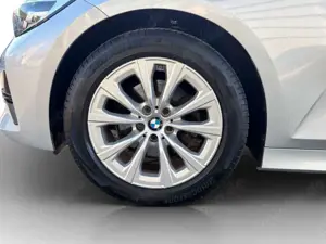 BMW 320 d Touring Advantage Navi LED AHK Alarm Shz Bild 5