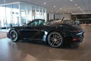 Porsche 992 .2 Carrera 4S Cabrio | SportDesign | 18-Wege Bild 2