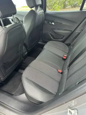 Peugeot 2008 Elektro 136 GT Bild 5