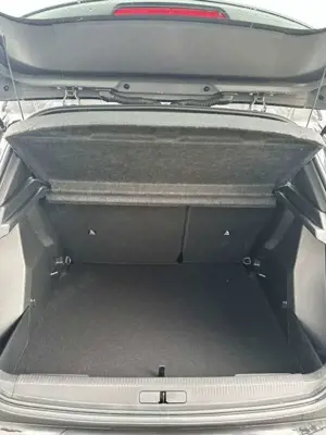 Peugeot 2008 Elektro 136 GT Bild 4