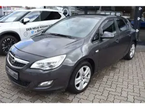 Opel Astra J 1.4 Turbo Design Edition 17" GJR Einpark Bild 2