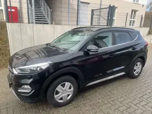 Hyundai TUCSON 2.0 CRDi 4WD Style PDC AHK 8 Fach Bereifung