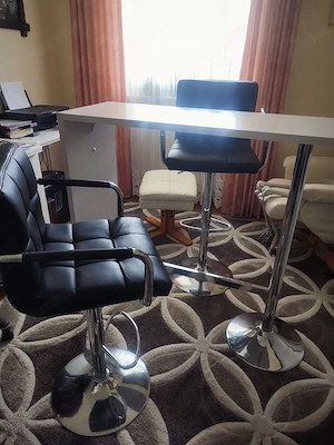 Hoher Küchentisch mit zwei Barhockern