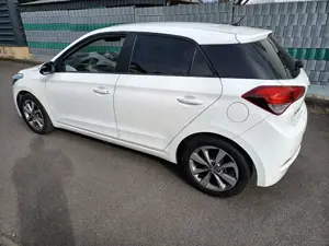 Hyundai i20 i20 1.4 Automatik Style Bild 2