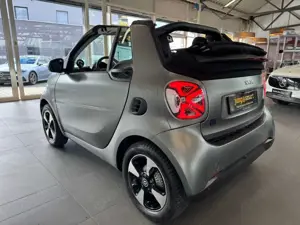 smart forTwo EQ cabrio matt 22kw Kamera Carbon Lenkradh Bild 3
