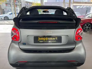 smart forTwo EQ cabrio matt 22kw Kamera Carbon Lenkradh Bild 4