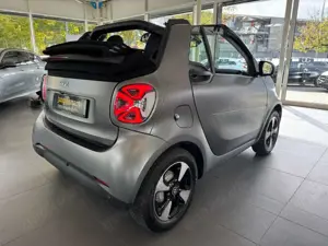smart forTwo EQ cabrio matt 22kw Kamera Carbon Lenkradh Bild 5