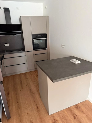 EINBAUKÜCHE, 9 Monate Alt, mit Garantie bis 07 28 auf Elektrogeräte 