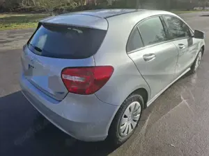 Mercedes-Benz A 180 A 180 (BlueEFFICIENCY) 7G-DCT-Navi-PTS-Sitzheizung