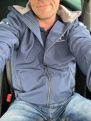 Naked in the Car. Riesenlatte sucht Pferdeliebhaberin