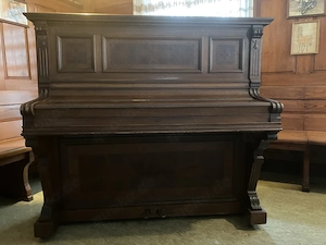Antikes Klavier ca. 1890  in Holz mit Verzierungen