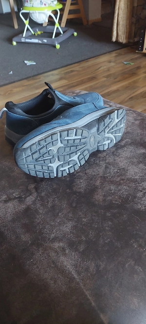 Schuhe in der Farbe blau Größe 43 einmal getragen wegen fehlkauf zu verkaufen 