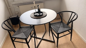 Tisch mit 2 Stühle ( Sofort verkaufen)