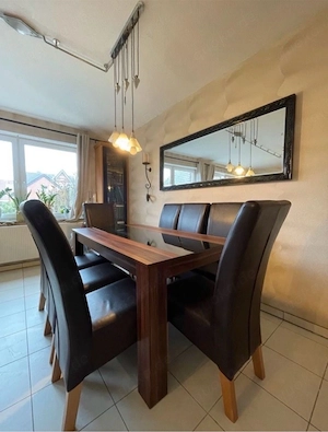 Eleganter Esstisch mit Glasplatte