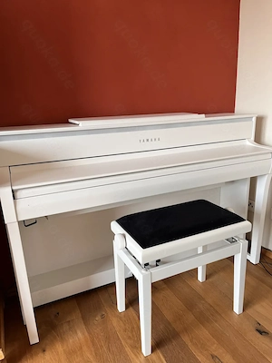 Elektrisches digitales Klavier Yamaha Clavinova CLP 675 - nur 3 Stunden gespielt, wie neu NP 2729,00
