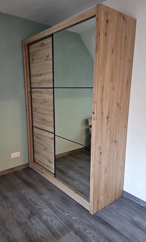 Kleiderschrank mit Schwebetüren 