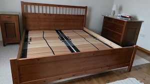 Bett im Landhausstil aus Massivholz Nußbaum natur