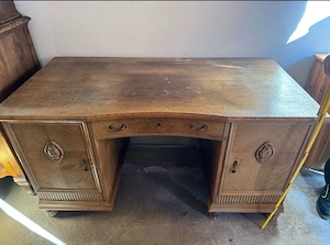 Massiver Vintage Schreibtisch aus Holz