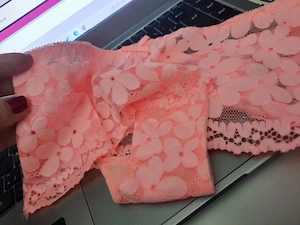 Atme mich ein. Rosa Spitzen Slip.