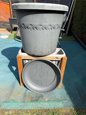 Blumenpflanztopf 80 Liter mit Rollen und Untersetzer. 50 cm hoch.