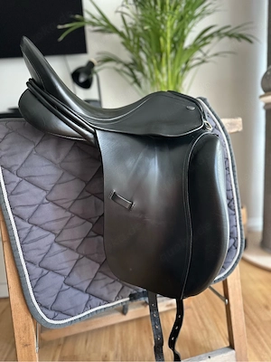 Euroriding Jade Dressursattel in 17 Zoll