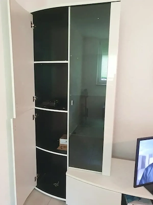 weißer Wohnzimmer Schrank zu verschenken