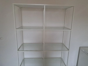 Regal aus Holz und Glas