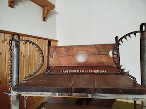 suche Frau für Video in diesen Ketten BH oder auf anderen Foltergeräten "Mittelalter Folterkammer"