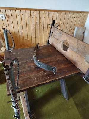 suche Frau für Video in diesen Ketten BH oder auf anderen Foltergeräten "Mittelalter Folterkammer" Bild 5