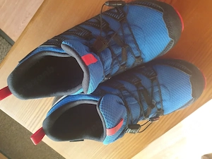blaue Turnschuhe, rote Sohle, Gr. 37