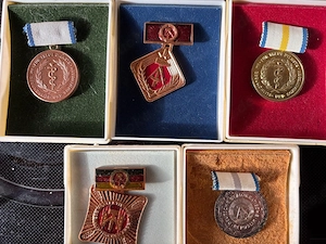 DDR Orden & Medaillen Konvolut mit Etuis   NVA   Sammlung