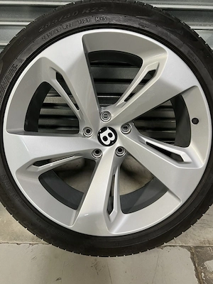 22-Zoll-Bentley-Bentayga-Silber-OEM-Radsatz (4) mit Pirelli-Reifen 36A601025
