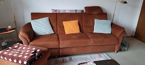 3Sitzer Couch + 2 Hocker abzugeben. Selbstabholung.