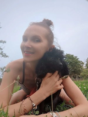 Saubere Nichtraucherin mit kleinem, bravem Pudel sucht temporäres Zuhause