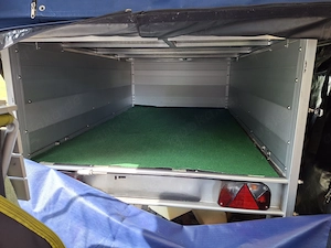 Zeltanhänger von Snuggcamp mit viel Zubehör EZ 2024