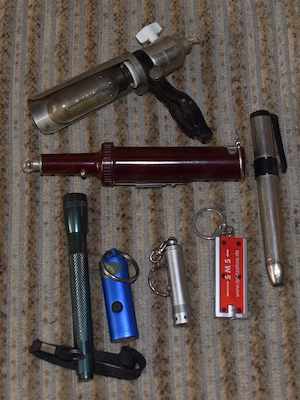 Kleine Taschenlampen und eine andere Lampe