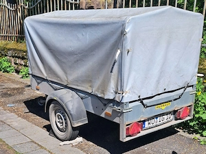 Anhänger mit Planne 750 kg