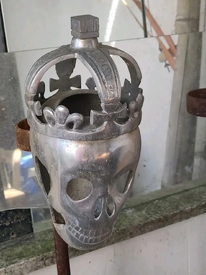 Chrome-Schädel mit Krone 